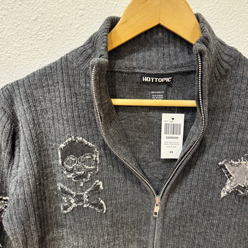 HOT TOPIC Star & Skull Patches Grey Knit Jacket - Picture 3 of 7